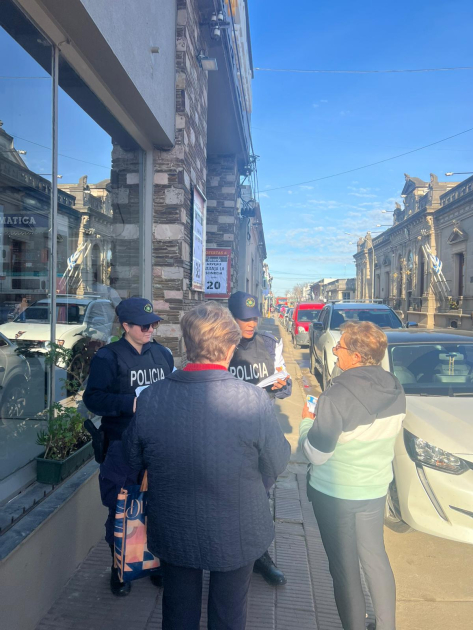 Policías con vecinos Policías con vecinos