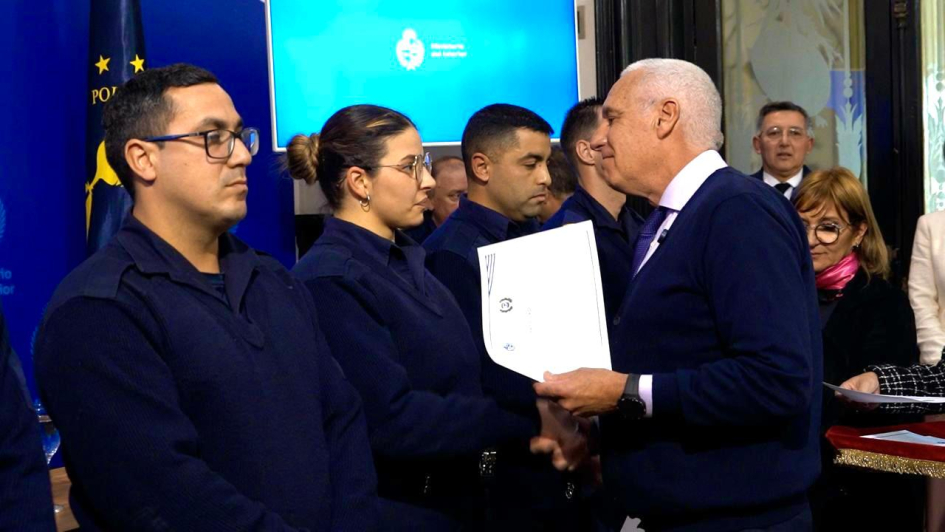 Ministro Carlos Negro entregando reconocimientos Ministro Carlos Negro entregando reconocimientos