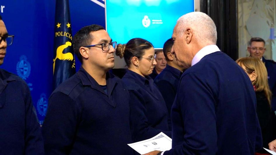 Ministro del Interior entregando reconocimientos Ministro del Interior entregando reconocimientos