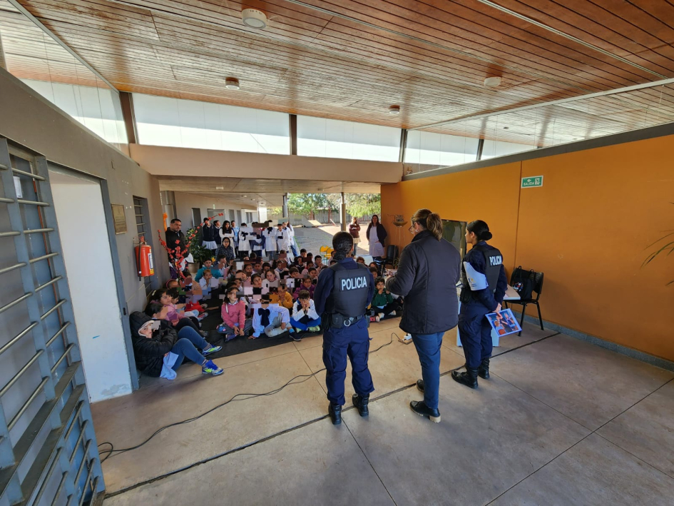 Personal de PCOP presentando la temática bullying y ciberbullying Personal de PCOP presentando la temática bullying y ciberbullying