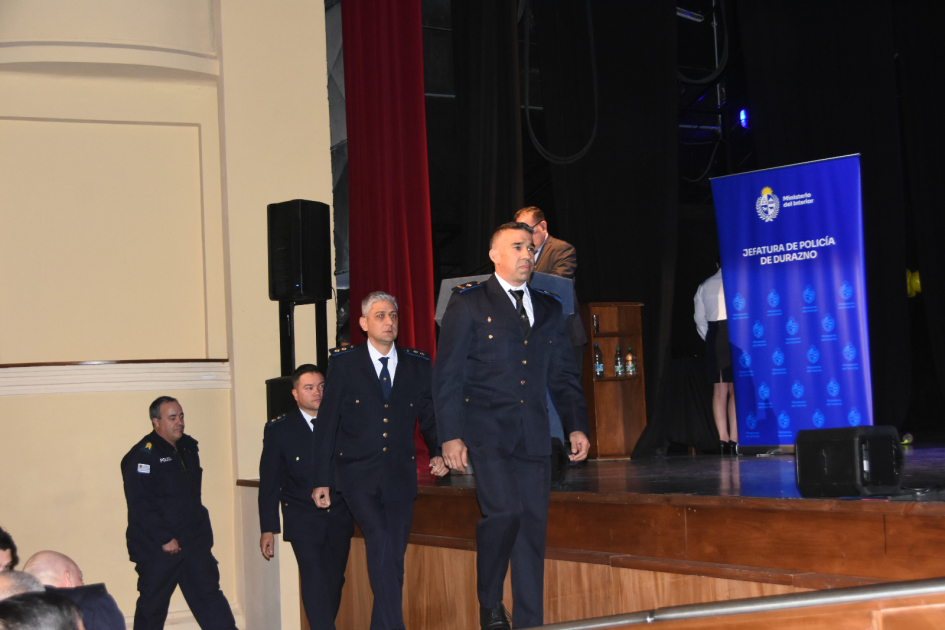 Policías subiendo al escenario a recibir reconocimiento Policías subiendo al escenario a recibir reconocimiento