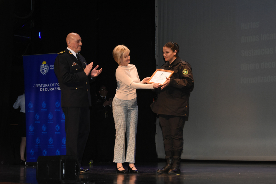 Cra. Gabriela Valverde entregando el reconocimiento a la funcionaria policial Cra. Gabriela Valverde entregando el reconocimiento a la funcionaria policial