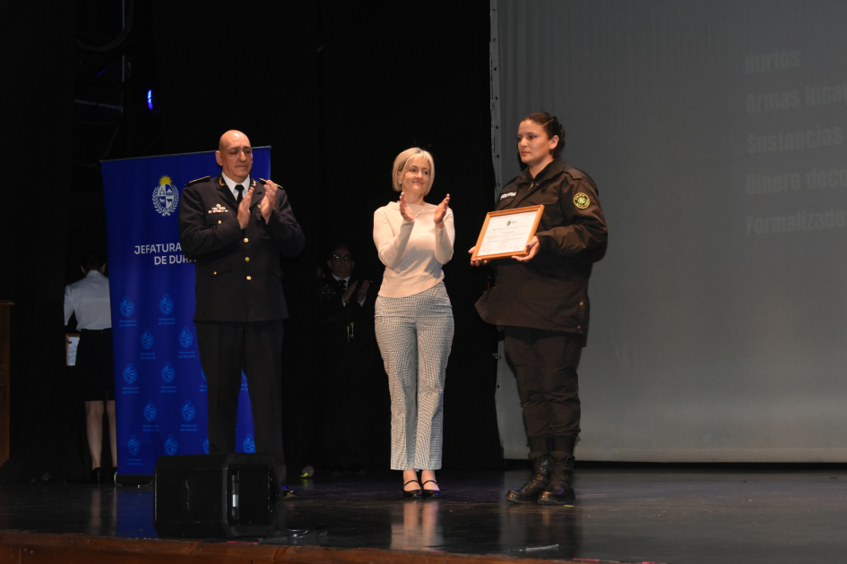 Subsecretaria junto al Jefe de Policía junto a la policía reconocida por su actuación Subsecretaria junto al Jefe de Policía junto a la policía reconocida por su actuación
