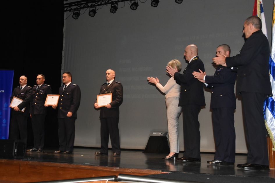 Subsecretaria y Jefe de Policía, junto a otras autoridades entregando reconocimientos Subsecretaria y Jefe de Policía, junto a otras autoridades entregando reconocimientos