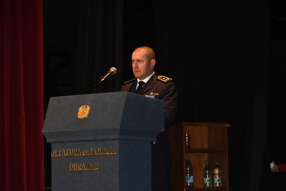 Subjefe de Policía de Durazno durante su discurso. Subjefe de Policía de Durazno durante su discurso.