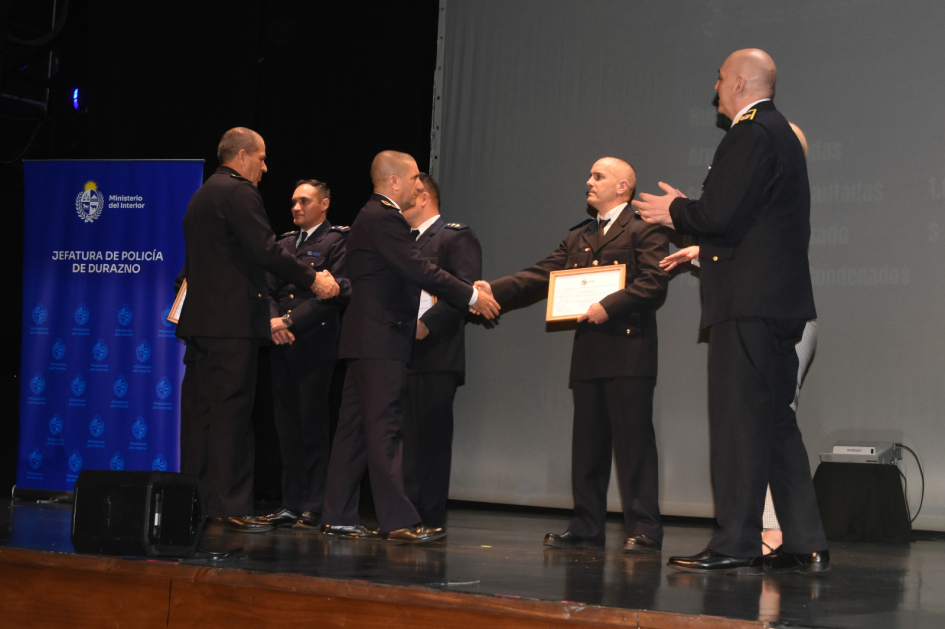 Policías siendo reconocidos. Policías siendo reconocidos.