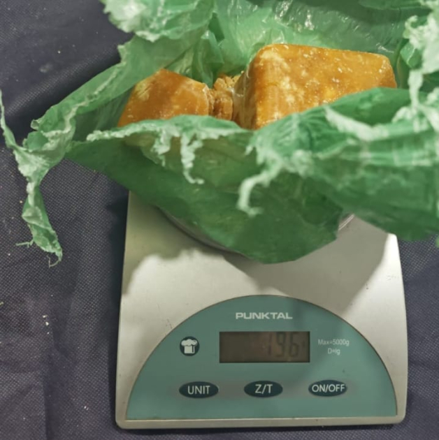 Pesaje de droga incautada en allanamiento. Pesaje de droga incautada en allanamiento.