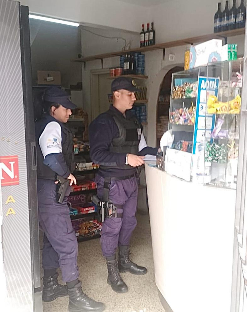 Policías PCOP realizando entrevistas a comerciantes