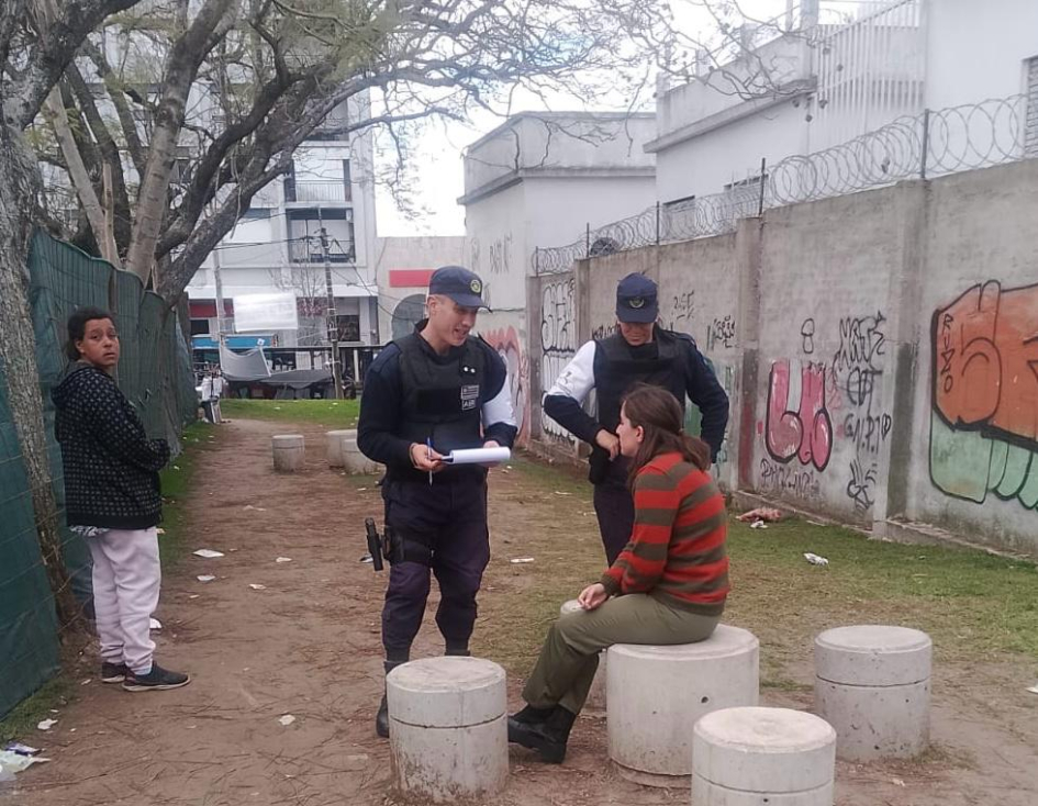 Policías PCOP realizando entrevistas a vecinos