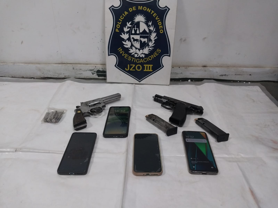 "Dos detenidos por porte de armas Montevideo" "Dos detenidos por porte de armas Montevideo"