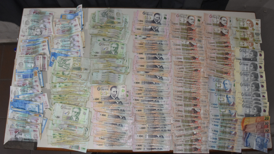 Dinero incautado en el procedimiento.