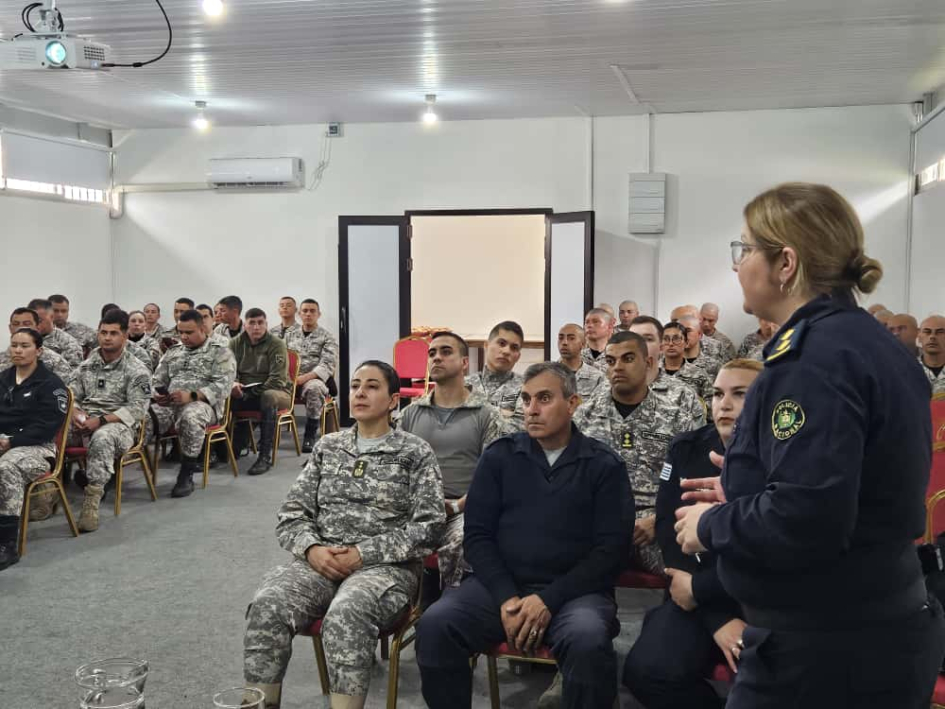 Directora y Oficiales DNGR en Taller sobre Violencia Basada en Género