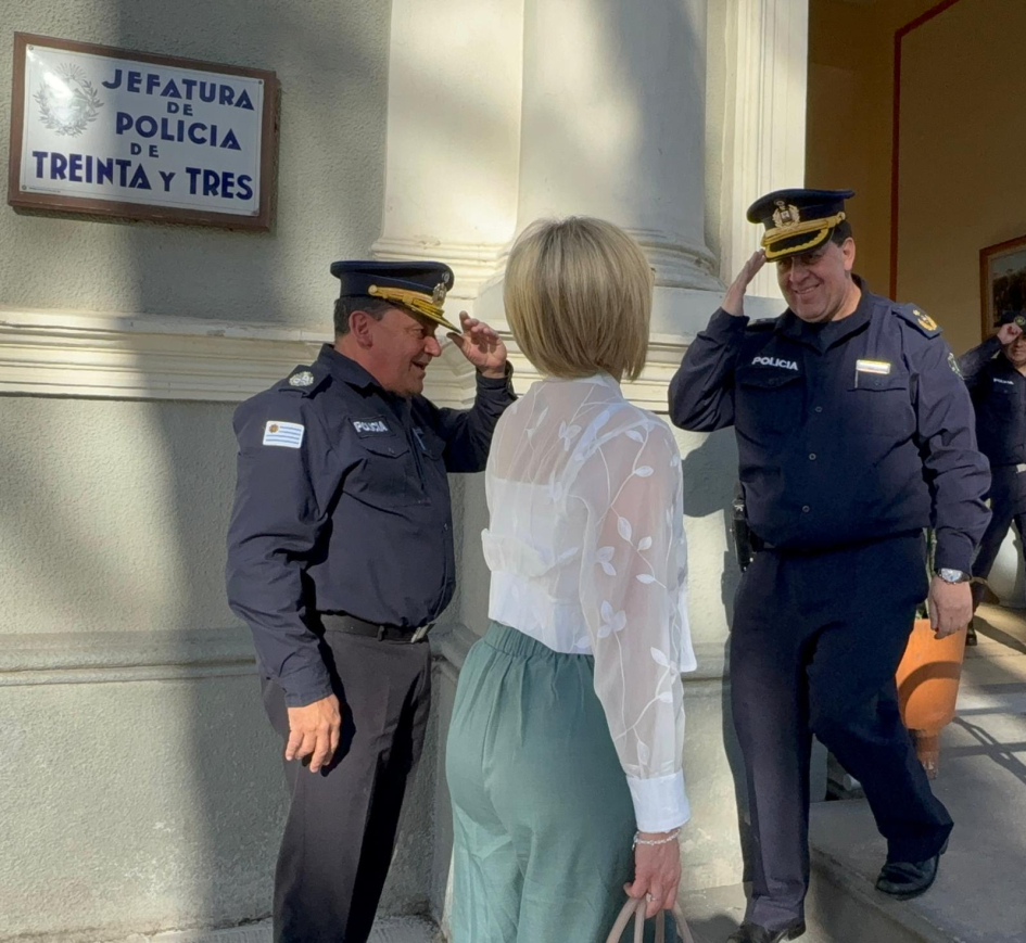 Sra. Subsecretaria siendo recibida por el Jefe de Policia y el Director Nacional de Seguridad Rural