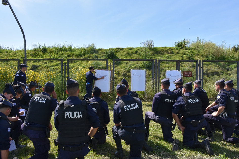 Cadetes de tercer año e instructor en polígono de tiro  Cadetes de tercer año e instructor en polígono de tiro