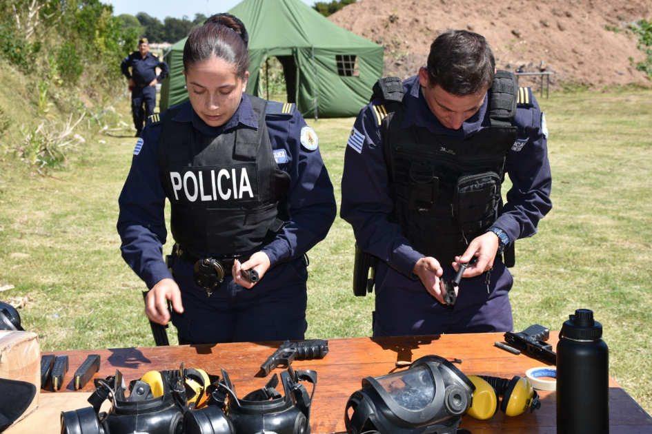 Cadetes de tercer año en polígono de tiro desarme de pistola Cadetes de tercer año en polígono de tiro desarme de pistola