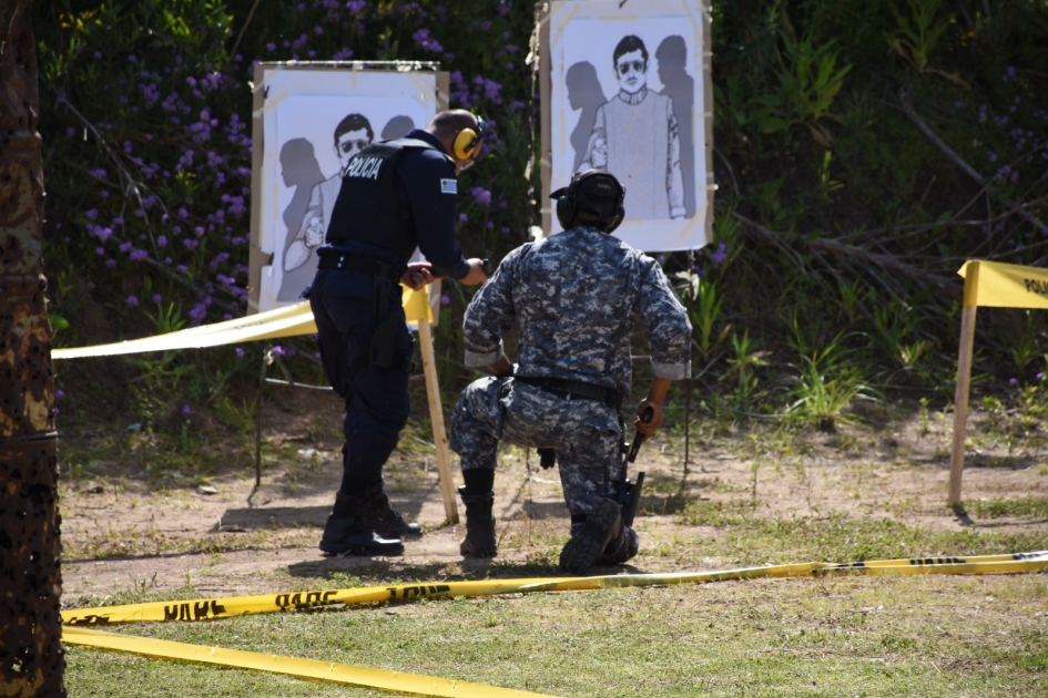 Cadetes de tercer año e instructor en polígono de tiro  Cadetes de tercer año e instructor en polígono de tiro