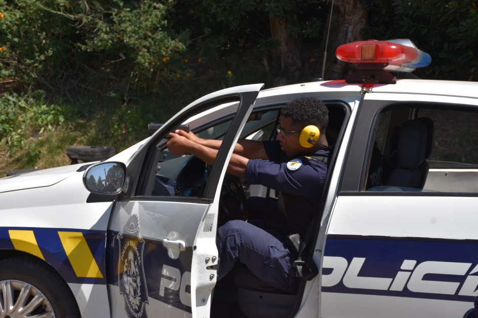 Cadetes de tercer año en polígono de tiro con patrullero Cadetes de tercer año en polígono de tiro con patrullero