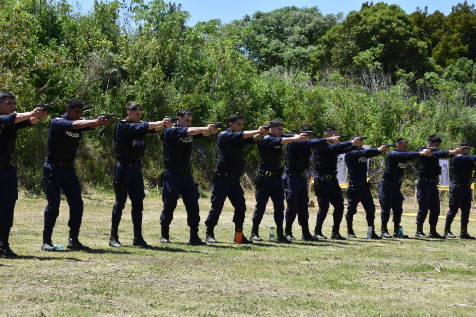 Cadetes de tercer año en polígono de tiro Cadetes de tercer año en polígono de tiro
