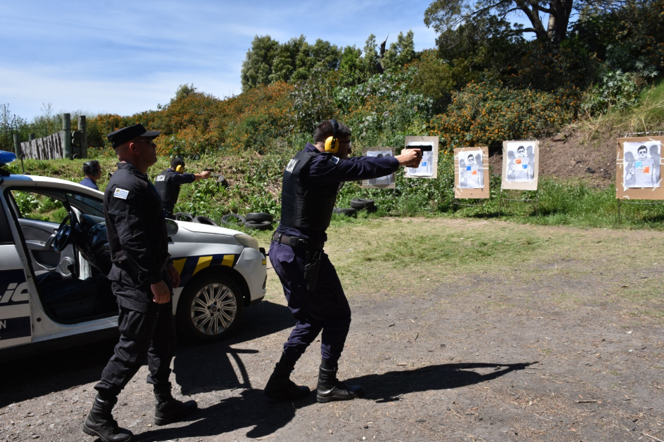 Cadetes de tercer año en polígono de tiro con patrullero Cadetes de tercer año en polígono de tiro con patrullero