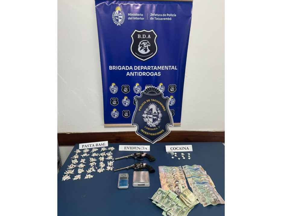Jefatura de Policía de Tacuarembó Objetos incautados en allanamiento, drogas, armas y dinero