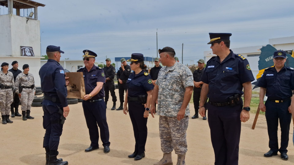 Autoridades entregan reconocimiento a policía de Jefatura de Maldonado Autoridades entregan reconocimiento a policía de Jefatura de Maldonado