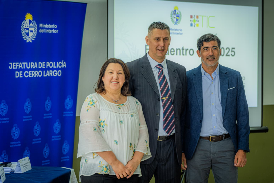 Director Crio. General Fagundez, la Sub Directora Crio. Mayor Chagas y Sub Crio. Bajov Director Crio. General Fagundez, la Sub Directora Crio. Mayor Chagas y Sub Crio. Bajov