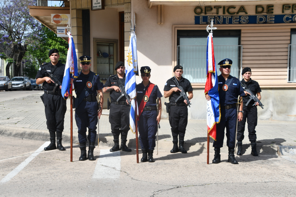 Oficiales y personal de escala básica formados en cuadro de honor