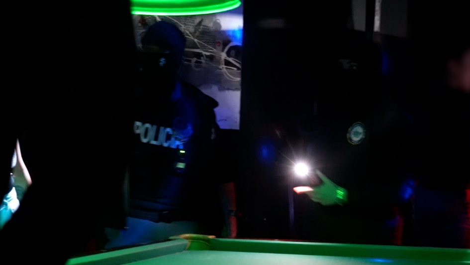 Policías de la DGLCCO e Interpol durante un operativo 