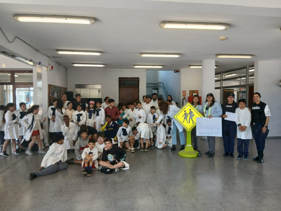 Policía Comunitaria junto a alumnos de la Escuela Nro 96 Policía Comunitaria junto a alumnos de la Escuela Nro 96