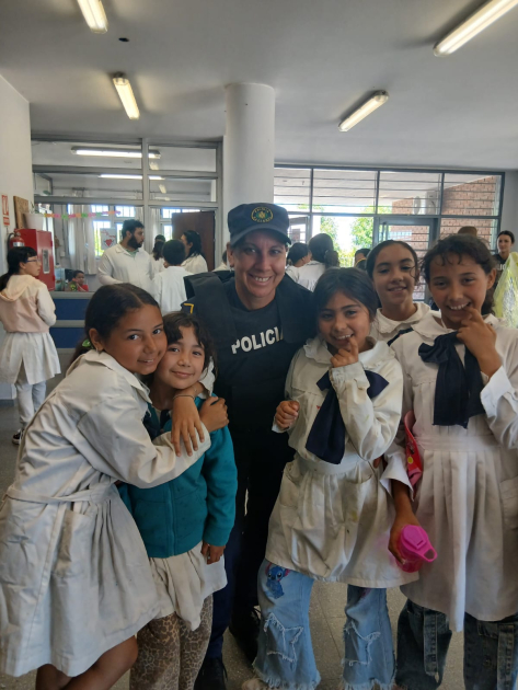 Policía Comunitaria junto a alumnos de la Escuela Nro 96 Policía Comunitaria junto a alumnos de la Escuela Nro 96