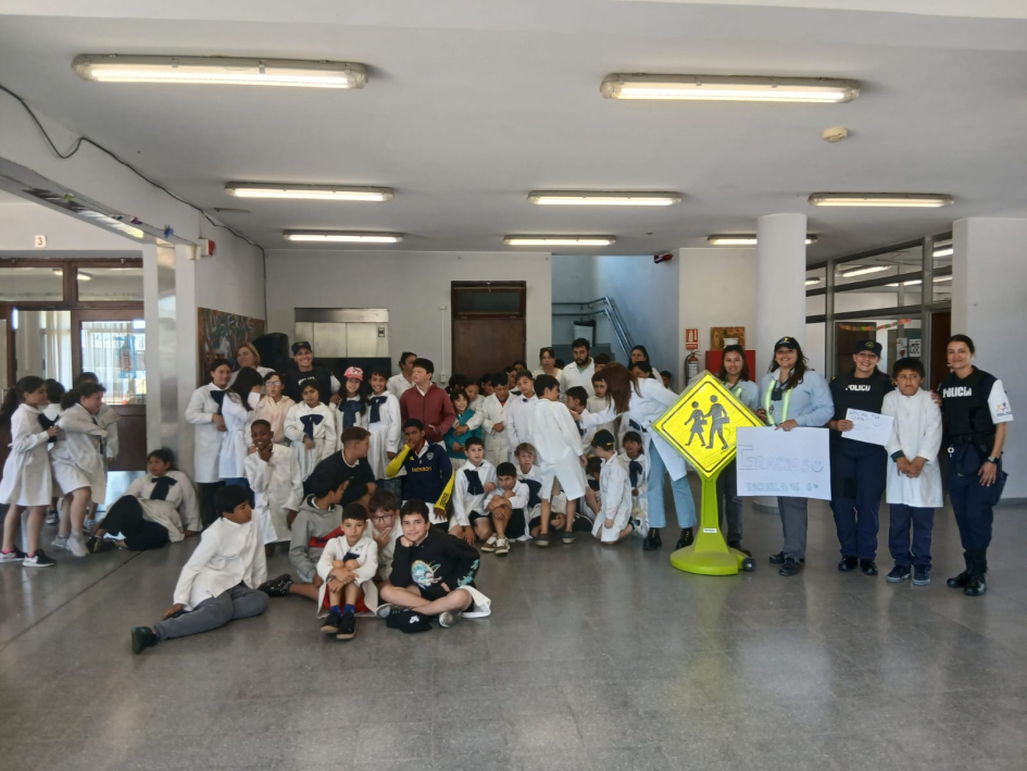 Policía Comunitaria junto a alumnos de la Escuela Nro 96 Policía Comunitaria junto a alumnos de la Escuela Nro 96