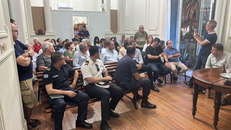 Reunión con autoridades y vecinos Reunión con autoridades y vecinos