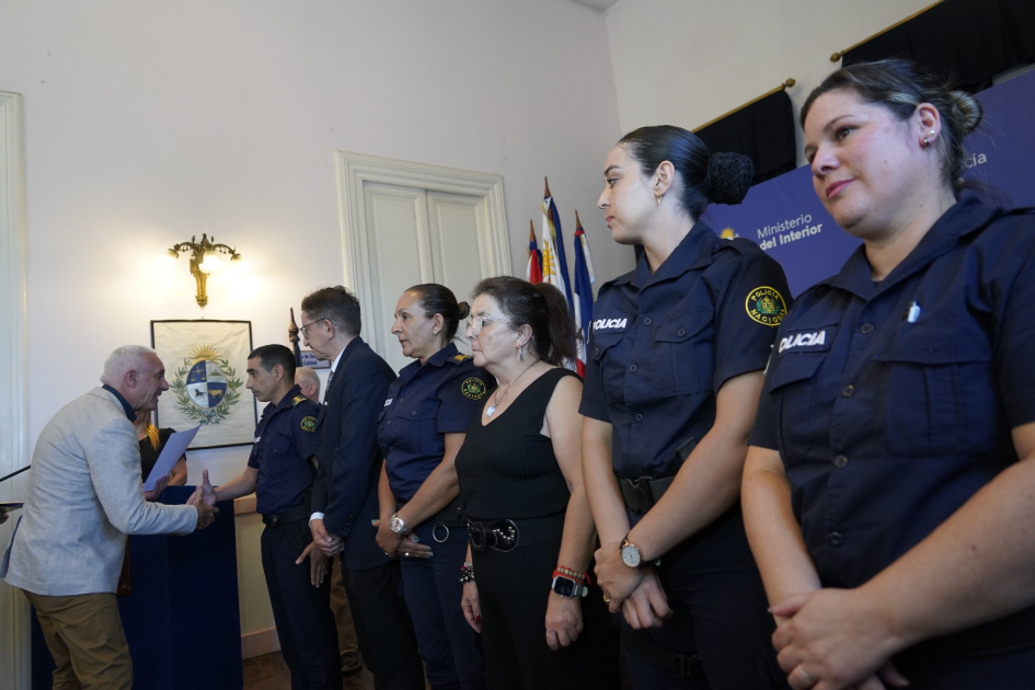 Ministro del Interior haciendo entrega de reconocimiento Ministro del Interior haciendo entrega de reconocimiento