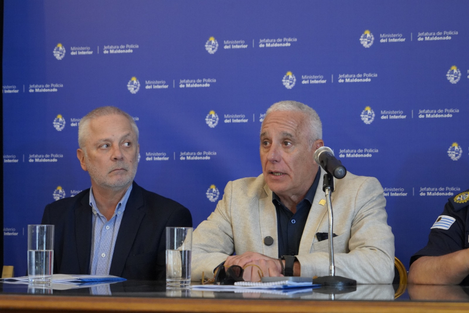 Autoridades en conferencia de prensa Autoridades en conferencia de prensa