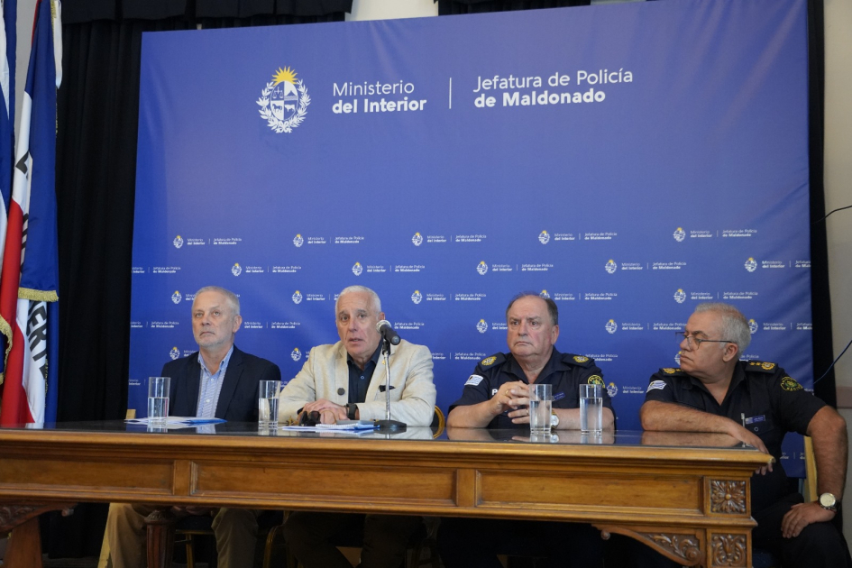 Autoridades en conferencia de prensa Autoridades en conferencia de prensa