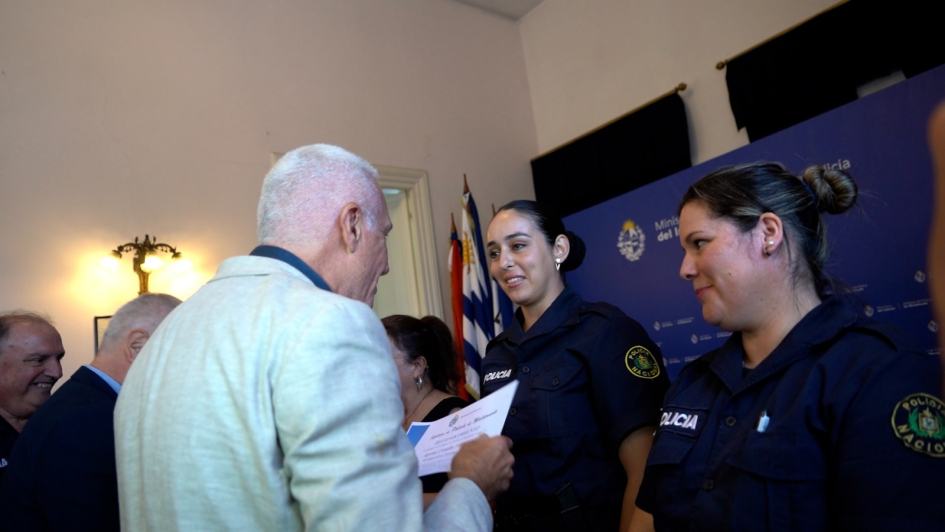 Ministro del Interior haciendo entrega de reconocimiento Ministro del Interior haciendo entrega de reconocimiento