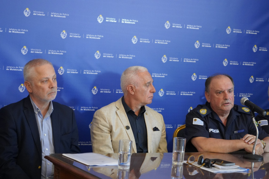 Autoridades en conferencia de prensa Autoridades en conferencia de prensa