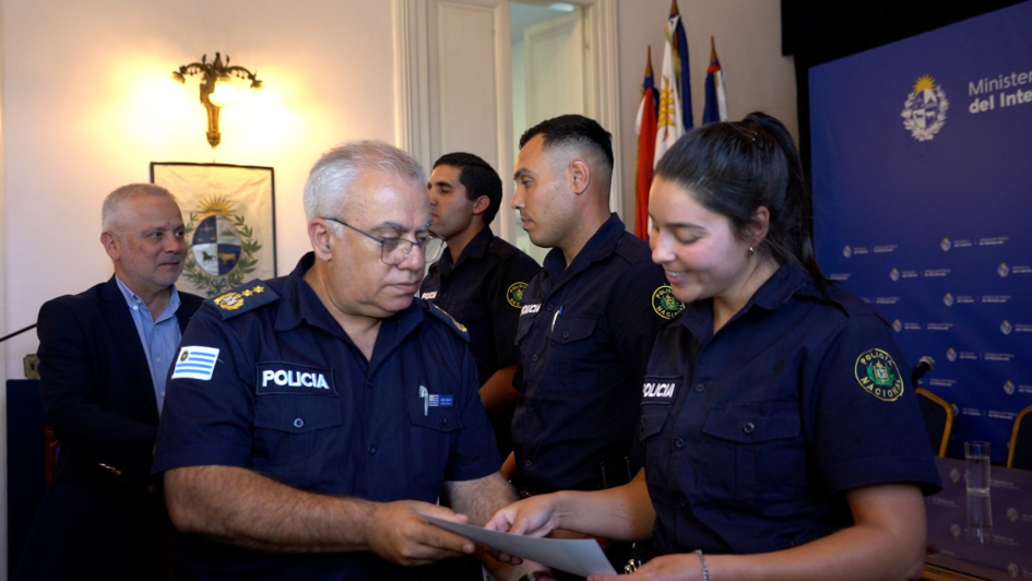 Autoridades haciendo entrega de reconocimientos Autoridades haciendo entrega de reconocimientos