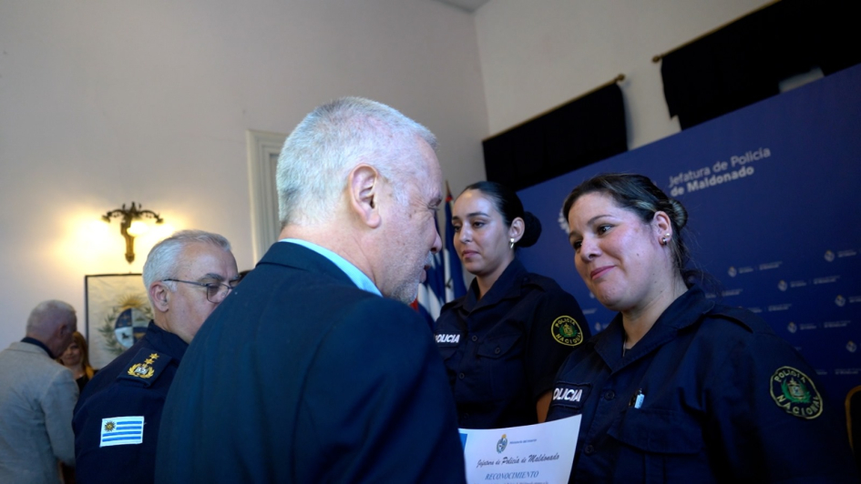 Dr. Gerardo Siri haciendo entrega de reconocimiento Dr. Gerardo Siri haciendo entrega de reconocimiento