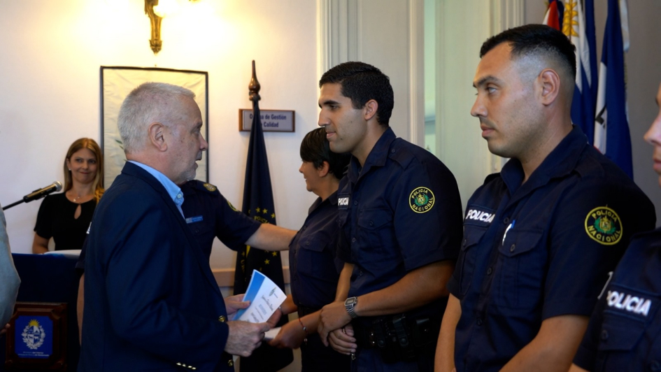 Dr. Gerardo Siri haciendo entrega de reconocimiento Dr. Gerardo Siri haciendo entrega de reconocimiento