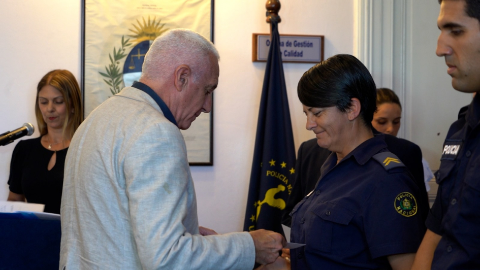 Ministro del Interior haciendo entrega de reconocimiento Ministro del Interior haciendo entrega de reconocimiento