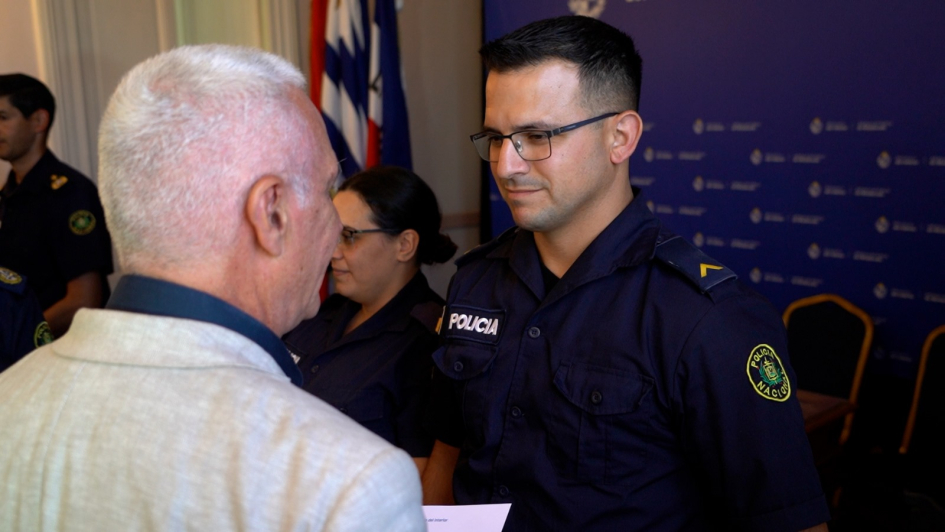 Ministro del Interior haciendo entrega de reconocimiento Ministro del Interior haciendo entrega de reconocimiento