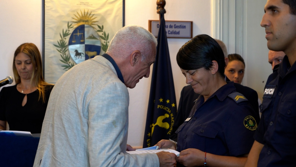 Ministro del Interior haciendo entrega de reconocimiento Ministro del Interior haciendo entrega de reconocimiento