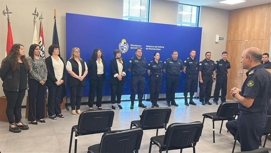 El sub. jefe de Policía dirige una palabras a los recientes nombrados