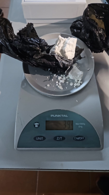 BOlsa negra conteniendo sustancia blanca que resultó ser cocaina 2 Clorhidrato de Cocaína incautada 2