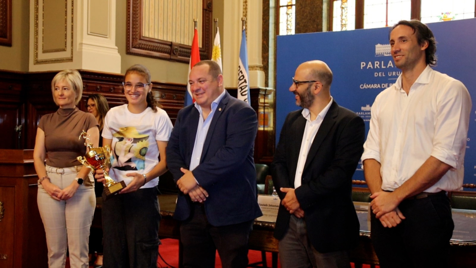 Autoridades en entrega de premio al plantel femenino Autoridades en entrega de premio al plantel femenino