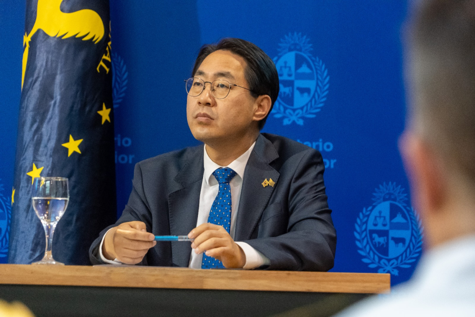  Ministro Consejero de la Embajada de la República de Corea, Sr. Soon Bok Hong