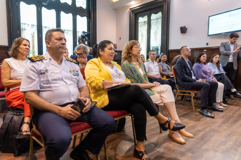 Autoridades de la Dirección Nacional de Políticas de Género y público invitado