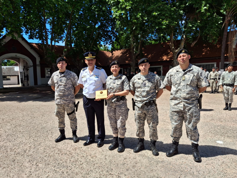 Autoridades de la DNGR y Jefatura de Maldonado de pie con reconocimiento