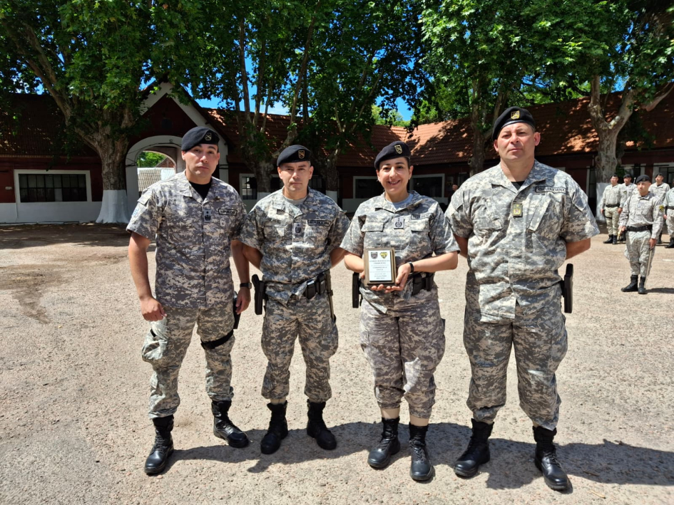 Comando de la DNGR con placa de reconocimiento